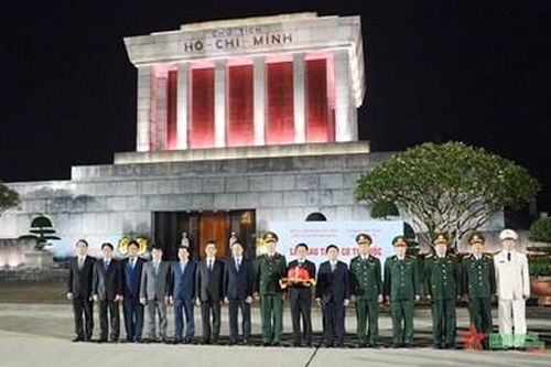 Bộ tư lệnh Bảo vệ Lăng Chủ tịch Hồ Chí Minh trao cờ Tổ quốc tặng chính quyền và nhân dân huyện đảo Cô Tô