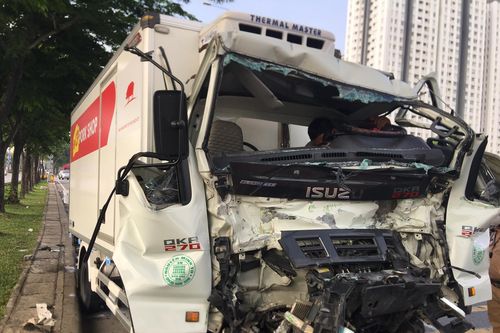 Tài xế xe tải tử vong khi tông vào đuôi xe container