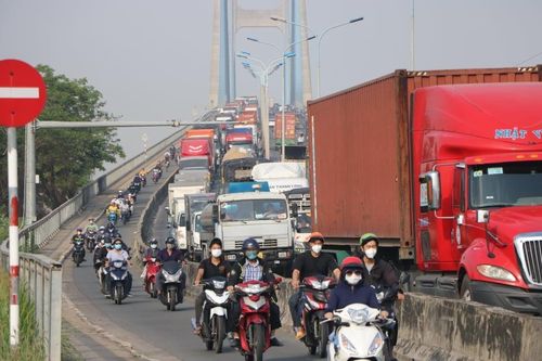 Xe tải sụp 'hố tử thần', cửa ngõ TPHCM ùn tắc nghiêm trọng