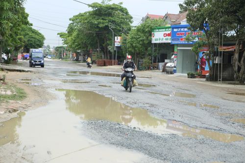 Dân khốn khổ vì đường biến thành 'ao' sau mỗi trận mưa