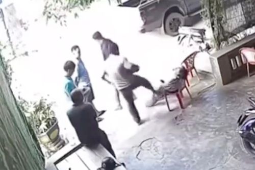 Clip nhóm người ở Nghệ An đá chủ nhà đổ gục xuống đất, bất tỉnh