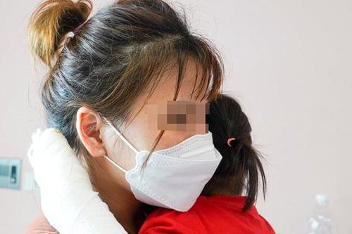Rút điện thoại đang sạc để chơi, bé 29 tháng tuổi bị hoại tử