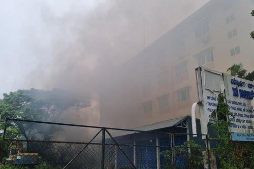 Khói đen bốc lên nghi ngút tại Trường Du lịch Huế sau tiếng nổ lớn