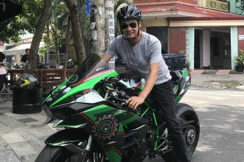 Cuộc sống tuổi 49 của Tiết Cương: Giàu ngầm, chơi xe cổ, vừa cưới vợ đẹp kém 26 tuổi
