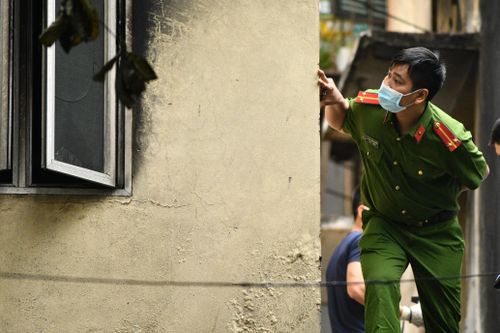Cảnh sát phong tỏa hiện trường vụ cháy có 5 người chết ở Hà Nội