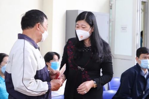 Chủ tịch Ủy ban MTTQ Hà Nội thăm hỏi gia đình bị nạn trong vụ cháy