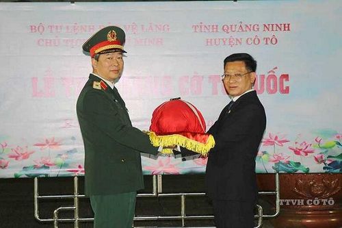 Bộ Tư lệnh Bảo vệ Lăng Chủ tịch Hồ Chí Minh tặng cờ Tổ quốc cho huyện đảo Cô Tô
