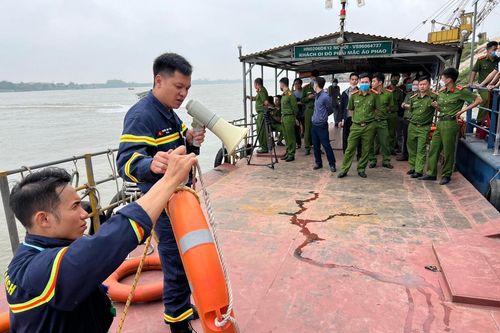 Diễn tập công tác cứu nạn, cứu hộ, sử dụng phương tiện thủy trên sông Hồng