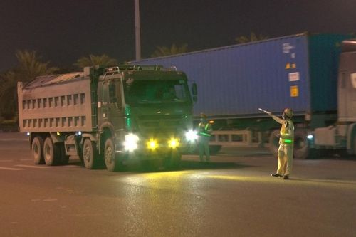 Xử phạt 1.568 xe tải cơi nới thùng chở quá tải và làm rơi vãi vật liệu xây dựng