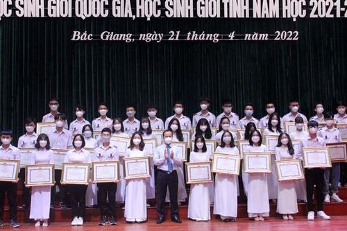 Bắc Giang: Tuyên dương, khen thưởng học sinh giỏi năm học 2021 -2022