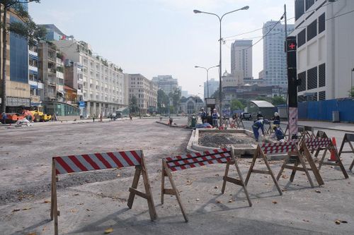 Đường Lê Lợi khoác áo mới khi 'lô cốt', rào tôn được tháo dỡ