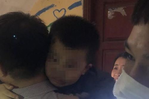Nghẹt thở giải cứu bé trai 4 tuổi bị rơi xuống hố thang máy ở Hà Nội