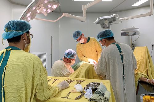 Cổ tử cung của cụ bà bị sa ra ngoài âm hộ