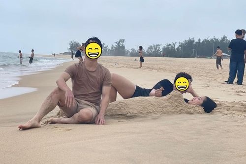 MC Cát Tường gây sốt khi nằm cùng hai người đàn ông ở bãi biển