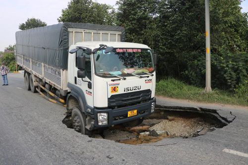 Xuyên đêm khắc phục sự cố 'hố tử thần' gần cầu Phú Mỹ ở TPHCM