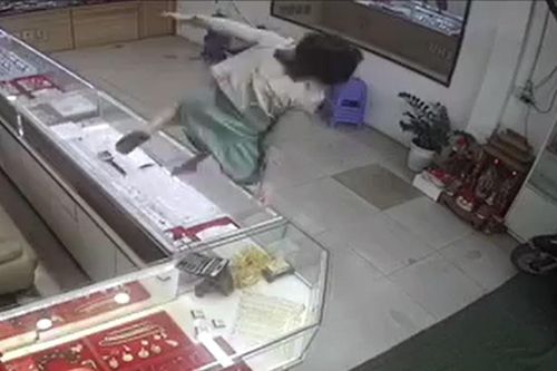 Nữ chủ tiệm vàng 'vác' bụng bầu leo qua tủ đuổi theo tên cướp