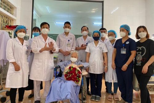 Y tế huyện cứu thành công cụ bà mắc COVID-19 kèm nhiều bệnh lý nền nguy kịch