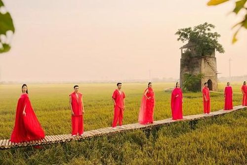 Sàn diễn độc đáo dài 150m làm từ 3000 ống tre tại Hội An thách thức dàn mẫu Việt
