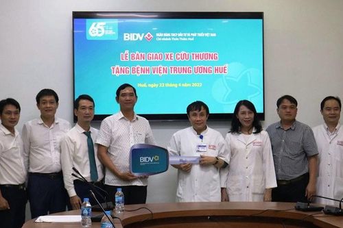Tặng xe cứu thương cho Bệnh viện Trung ương Huế