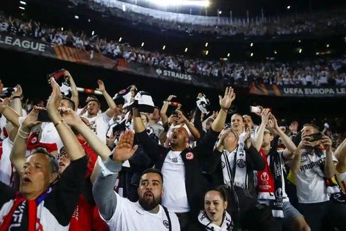 Barca phát hiện ra 'nội gián' bán lại hàng ngàn vé cho CĐV Frankfurt