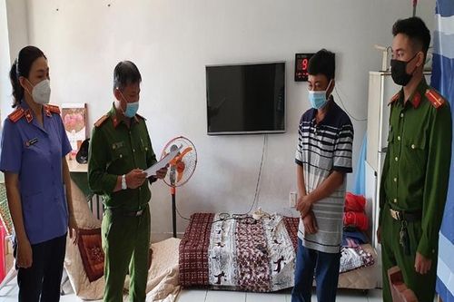 Trưởng quầy bánh mì siêu thị móc nối với nhân viên vận chuyển 'rút ruột' 151 tấn bột mì