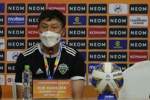HLV trưởng đội Jeonbuk tiết lộ lý do 'chết hụt' trước HAGL