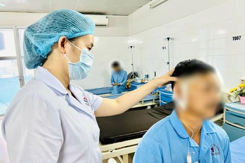 Đi săn chim người đàn ông bất ngờ bị đạn chì bắn ngược vào tai