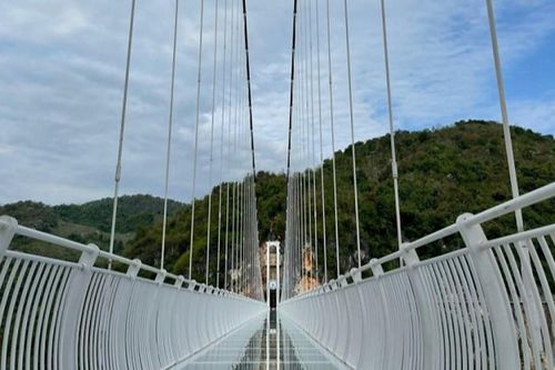 Cây cầu kính đi bộ dài nhất thế giới tại Việt Nam sẽ khai trương vào dịp lễ 30/4