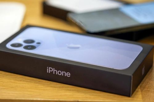 Apple bị kiện vì bán iPhone không kèm sạc