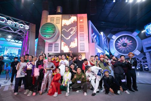 MC Trấn Thành, 4 đội trưởng cùng dàn tuyển thủ chào sân Street Dance Việt Nam