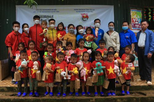Chia sẻ yêu thương đến với học sinh vùng cao Yên Bái, Lai Châu