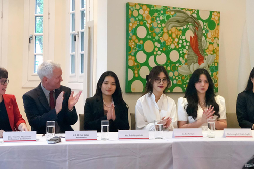 Ba nữ sinh Việt thắng 'Giải thưởng Trái đất 2022' với dự án độc đáo từ vỏ thanh long