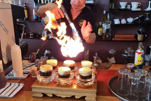 Ly cafe phượng hoàng lửa trị giá 7.2 triệu đồng và những trò 'câu view' lố lăng
