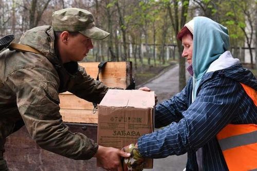 Thị trưởng Ukraine bị cáo buộc phản quốc vì 'đón' quân đội Nga, nhận viện trợ nhân đạo