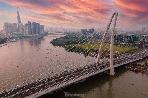 Ngắm thành phố từ cầu Thủ Thiêm 2 bắc qua sông Sài Gòn