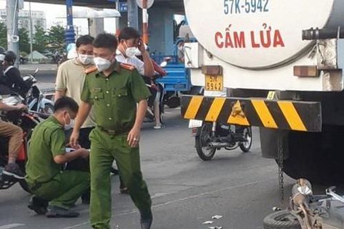 Người mẹ bị xe bồn cán tử vong trên đường chở con đi học về