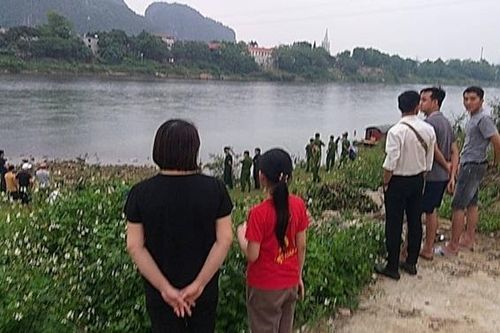 Ra bờ sông Mã chơi, 2 bé trai đuối nước thương tâm