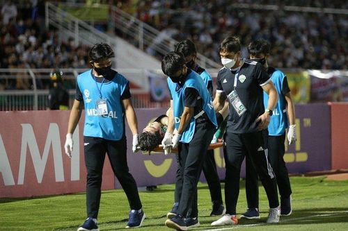 Va chạm với Hồng Duy, ngôi sao của Jeonbuk rời sân bằng xe cứu thương