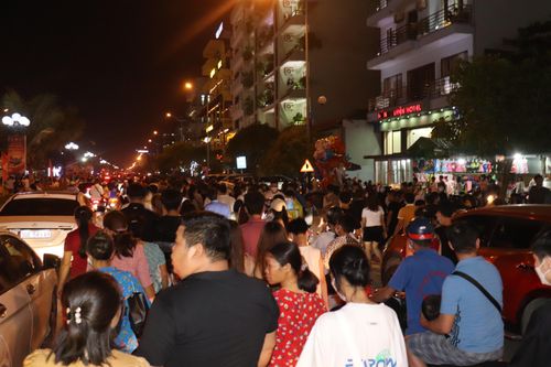 Sầm Sơn chìm trong biển người