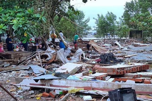 Đê biển Cà Mau lún dần xuống biển