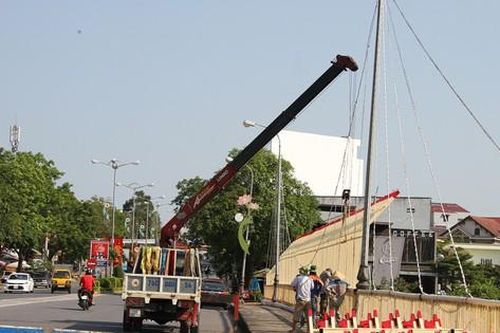 Quảng Trị: Các hạng mục trang trí có thiết kế 'lạ' ở cầu Đại An được tháo dỡ