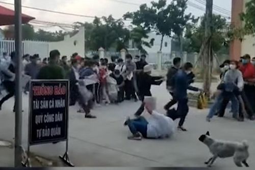 Dân xô nhau ngã lăn khi làm thủ tục đất, Chủ tịch Bình Phước chỉ đạo khẩn