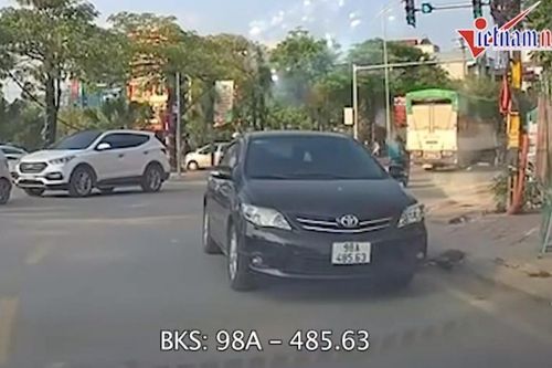 Bắc Giang: Khó hiểu với pha đỗ xe 'như đường nhà mình' của chiếc Toyota Altis