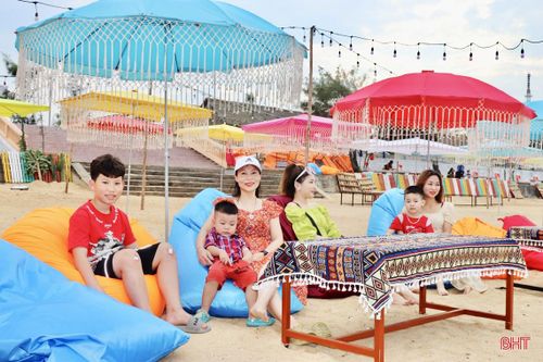Những 'quầy bar bên bãi biển' lần đầu xuất hiện ở Hà Tĩnh