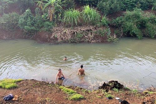 Đắk Lắk: Bố mẹ nghẹn ngào ôm thi thể con trai bị đuối nước thương tâm