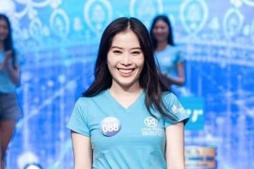 Nam Em lại gây chú ý bởi cách hành xử lạ trên sân khấu Chung khảo Miss World Vietnam 2022