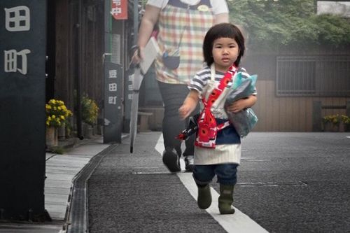 Dạy bé 2 tuổi đi siêu thị, chương trình Nhật Bản gây tranh cãi