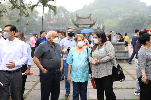 Giới thiệu tiềm năng du lịch Thủ đô với bạn bè quốc tế