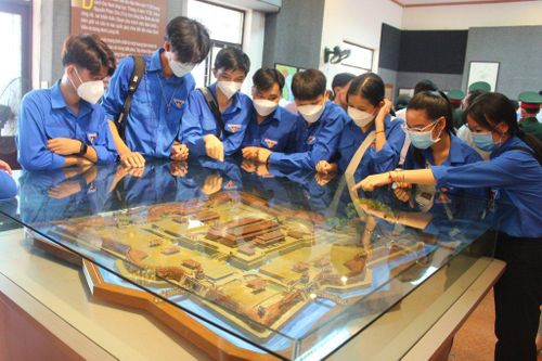 Vĩnh Long khai mạc trưng bày chuyên đề Từ Long Hồ dinh đến tỉnh Vĩnh Long ngày nay
