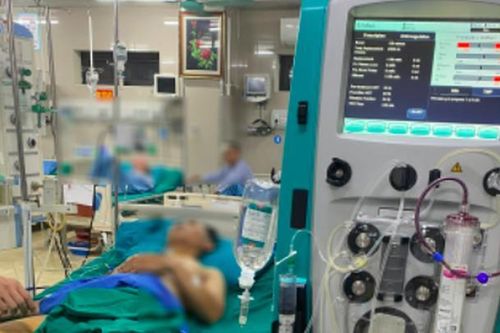 Cấp cứu người đàn ông nguy kịch, máu lấy ra trắng đục như sữa